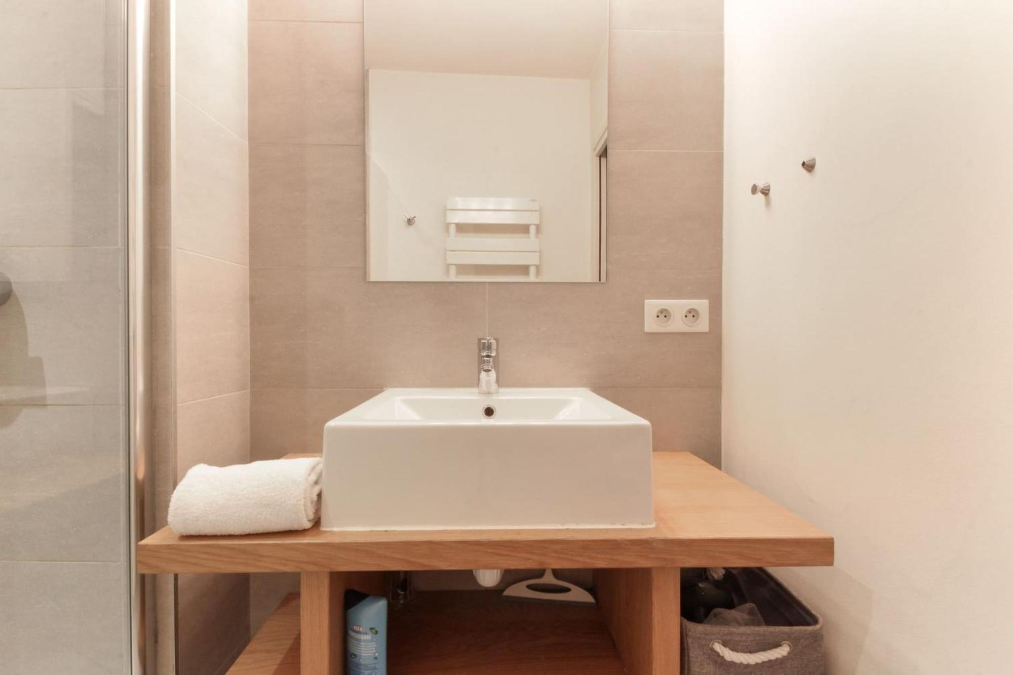 Nook 42 - The Loft - Central 2Br W/ Balcony Views 霞慕尼 外观 照片